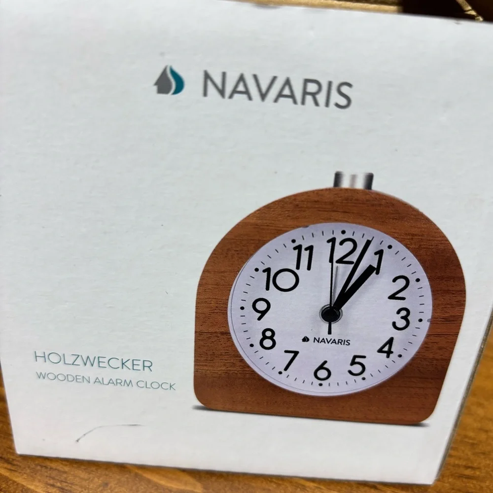 Navaris Analogue Wooden Alarm Clock Battery op Non Ticking 4”H